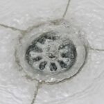 O que fazer com agua voltando pelo ralo