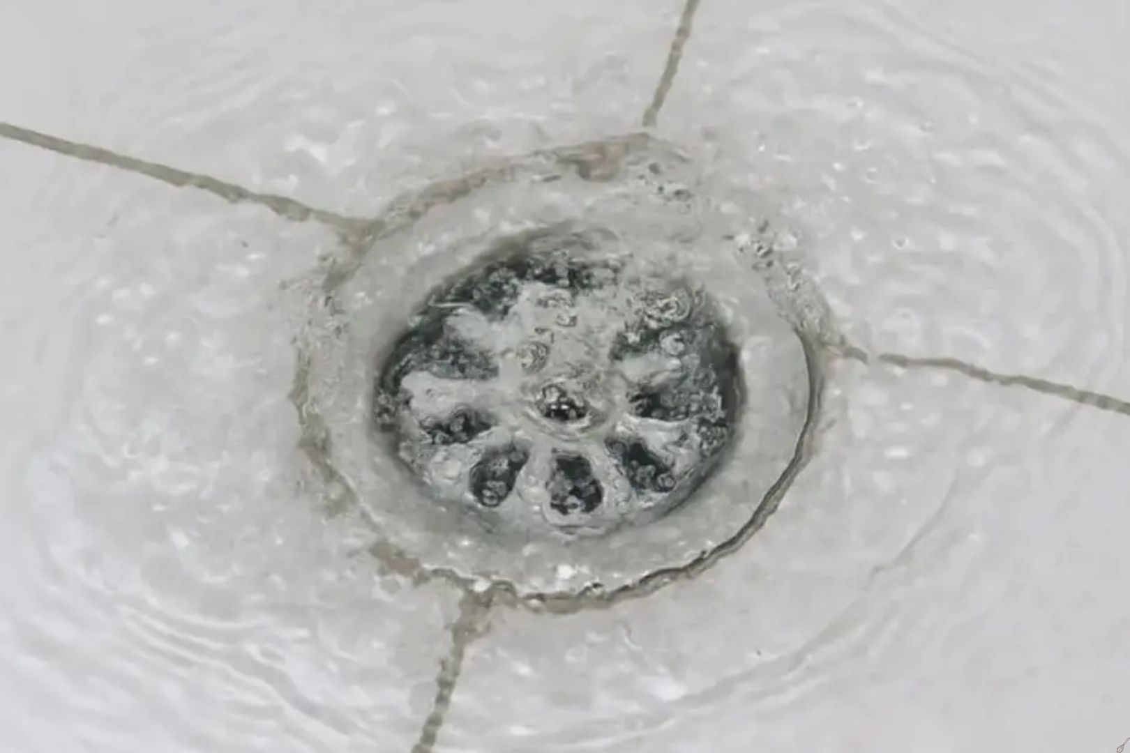 O que fazer com agua voltando pelo ralo